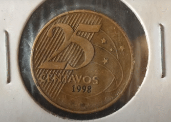 Uma moeda de 25 centavos do ano de 1998, mostrando seu anverso. A imagem é usada para ilustrar o texto sobre o valor numismático que a moeda pode ter se tiver um erro de cunhagem.
