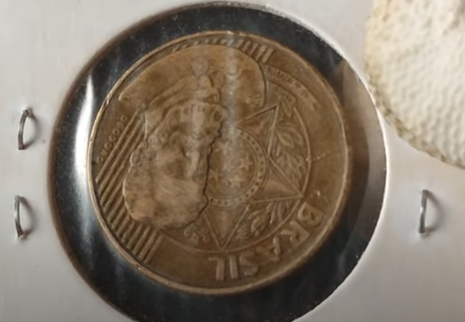 Moeda de 25 centavos de 1998: como o reverso invertido a torna valiosa Moeda de 25 centavos de 1998, exibindo seu reverso. A imagem ilustra o anverso de uma moeda com o erro de cunhagem conhecido como "reverso invertido", um detalhe que a torna valiosa para colecionadores.