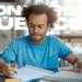Jovem estudando para concursos públicos