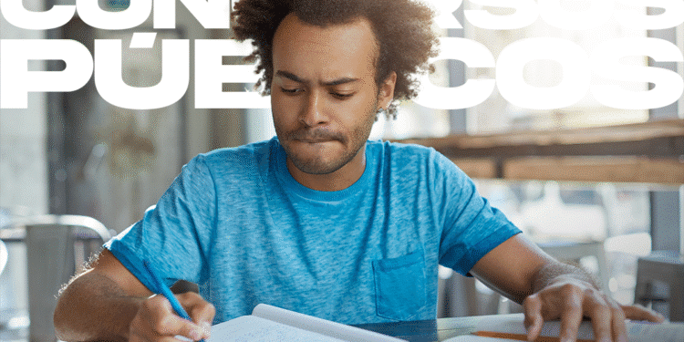 Homem concentrado estudando em caderno com livros abertos em ambiente iluminado e texto concursos públicos ao fundo