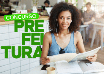 Jovem com fones de ouvido lendo apostila em cafeteria com texto Concurso Prefeitura em verde