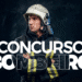 Bombeiro com capacete e jaqueta de proteção, destacando o profissionalismo e a seriedade da carreira.