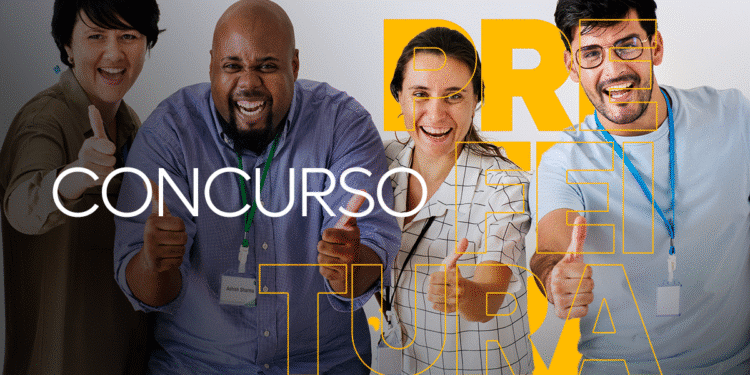 Quatro pessoas sorrindo com crachás e gesto de joinha em fundo branco com texto amarelo Concurso Prefeitura.