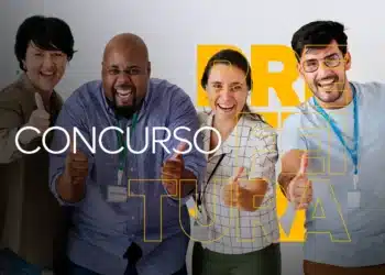 Equipe feliz comemorando aprovação em concurso público