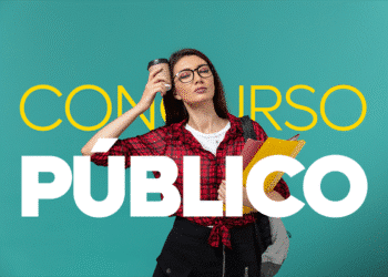 Estudante cansada com óculos segurando café na cabeça e livros, preparando-se para concurso público.