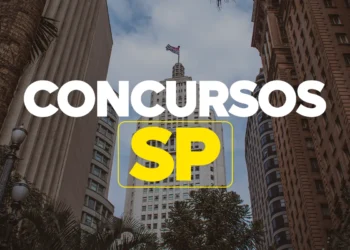 Edifícios altos em São Paulo com a bandeira do estado e a frase "Concursos SP" em destaque na imagem. O visual se relaciona com a notícia de que um concurso público no estado de SP está com as inscrições abertas.