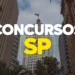 Edifícios altos em São Paulo com a bandeira do estado e a frase "Concursos SP" em destaque na imagem. O visual se relaciona com a notícia de que um concurso público no estado de SP está com as inscrições abertas.