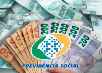 Dinheiro do INSS com cédulas de R$50, R$100 e R$200 ao fundo, com logo da Previdência Social destacando bônus de setembro.