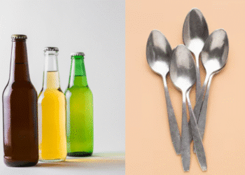 Imagem dividida, com um copo de refrigerante com gelo à esquerda e um punhado de colheres de metal à direita, com um fundo claro.