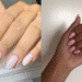 Mãos com unhas pintadas em diferentes tons de esmalte, mostrando a tendência de cores neutras e delicadas.