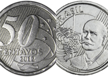 Frente e verso de uma moeda rara de 50 centavos, com o ano 2012 em destaque, procurada por colecionadores.