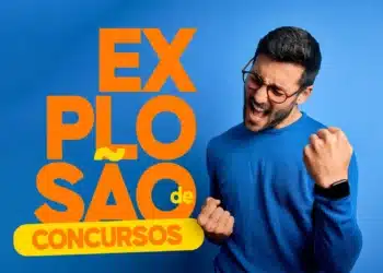 Homem comemorando com os punhos cerrados ao lado de texto sobre concursos públicos