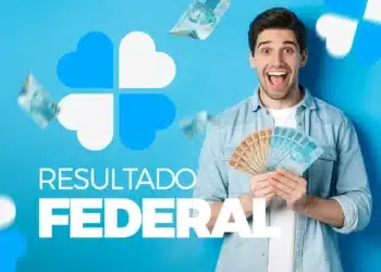 Homem feliz exibe cédulas de dinheiro com destaque para o resultado da Loteria Federal.