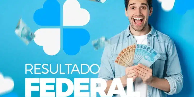 Homem feliz exibe cédulas de dinheiro com destaque para o resultado da Loteria Federal.