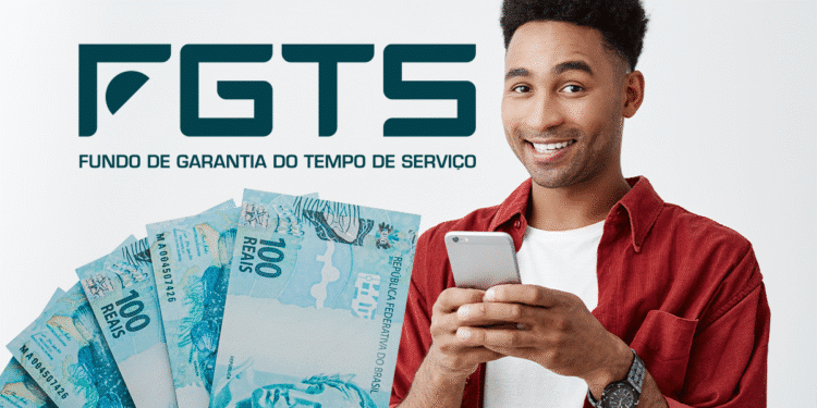 Homem feliz consulta o saldo do FGTS no celular com notas de 100 reais ao fundo.