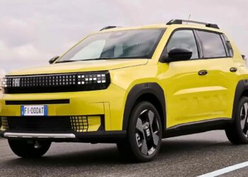 Fiat Grande Panda 2026, um SUV compacto na cor amarela com um design moderno, estacionado em uma rua.