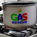Panela sobre um fogão a gás, com o logo do programa Gás do Povo visível na panela, simbolizando o auxílio para a compra de gás de cozinha.