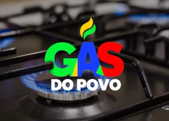 Imagem de um fogão com chama azul, com o logo 'GÁS DO POVO' em destaque, promovendo a campanha para a oferta de gás a preços acessíveis.
