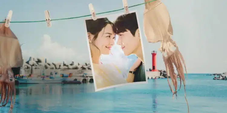 Cena romântica de Hometown Cha-Cha-Cha, com os personagens principais sorrindo um para o outro ao fundo de um cenário costeiro.