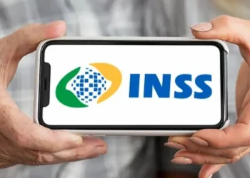 Logo do INSS em smartphone, indicando inscrição aberta para estágio.