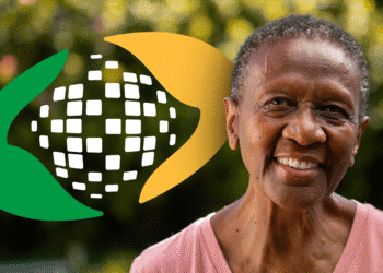 Mulher idosa sorrindo, com o logotipo do INSS sobreposto à imagem, representando os beneficiários.