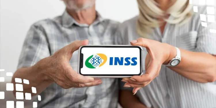 Pessoa idosa com celular exibindo o logo do INSS, referência para prova de vida digital em 2025.