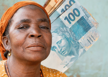 Mulher idosa sorridente com notas de reais ao fundo, representando a aposentadoria especial.