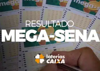 Pessoa preenchendo volante da Mega-Sena com destaque para o texto 'Resultado Mega-Sena' das Loterias Caixa