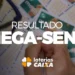Pessoa preenchendo volante da Mega-Sena com destaque para o texto 'Resultado Mega-Sena' das Loterias Caixa