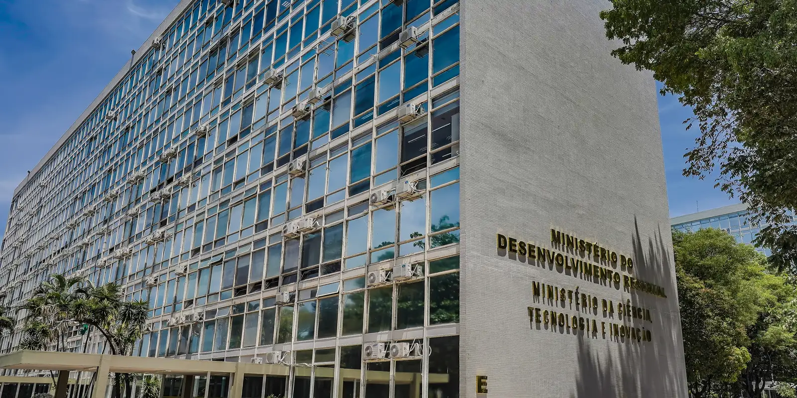 Vagas CNU: Detalhes dos Cargos e Especialidades. Fachada do Ministério do Desenvolvimento Regional e Ministério da Ciência, Tecnologia e Inovação.