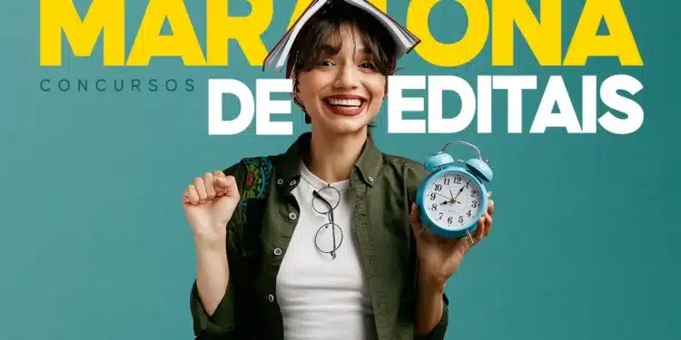 Jovem sorridente com livro na cabeça segurando relógio azul em fundo verde, texto Maratona de Editais.