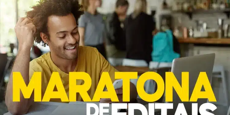 Homem sorridente estudando com laptop em café representando maratona de editais