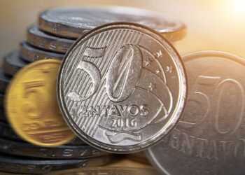 Moedas raras brasileiras de cinquenta centavos do ano 2016 com detalhes da bandeira nacional em foco
