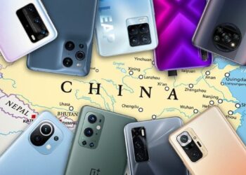 Diversos smartphones de marcas chinesas, incluindo Xiaomi, Realme, e OPPO, com mapa da China ao fundo.