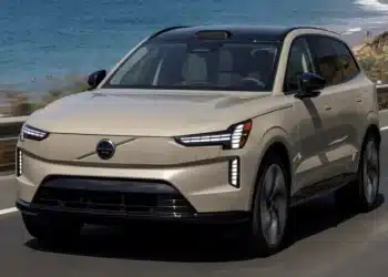 SUV elétrico Volvo EX90 de 7 lugares em estrada à beira-mar