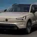 SUV elétrico Volvo EX90 de 7 lugares em estrada à beira-mar