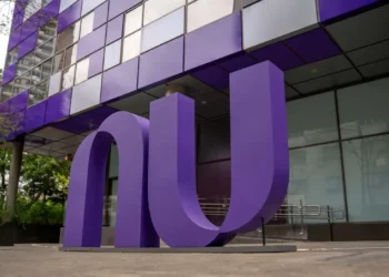 Logo em 3D do Nubank na fachada do prédio, representando a presença internacional da empresa.
