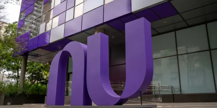 Logo em 3D do Nubank na fachada do prédio, representando a presença internacional da empresa.