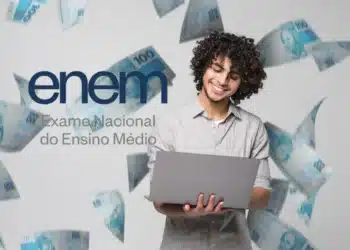 Estudante sorrindo com laptop, com notas de dinheiro ao fundo. Imagem relacionada ao pagamento para estudantes com bom desempenho no Enem 2025.