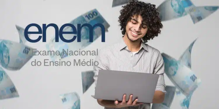 Estudante sorrindo com laptop, com notas de dinheiro ao fundo. Imagem relacionada ao pagamento para estudantes com bom desempenho no Enem 2025.