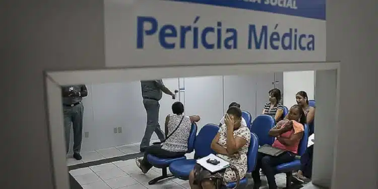 Sala de espera da Perícia Médica do INSS, com pacientes aguardando atendimento para solicitar auxílio-doença no Brasil.