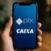 Logos do PIX e CAIXA no celular, com fundo azul.