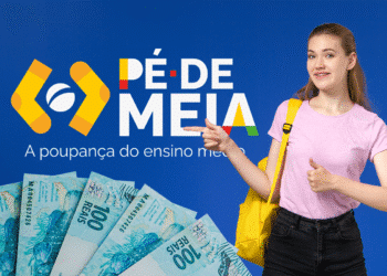 Estudante com mochila e notas de 100 reais, apontando para o logo do programa Pé-de-Meia. A imagem representa os pagamentos e valores do programa.