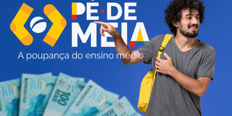 Jovem estudante sorrindo com mochila amarela aponta para logo do Pé-de-Meia com notas de real ao fundo, programa que oferece auxílio financeiro para ensino médio
