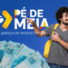 Jovem estudante sorrindo com mochila amarela aponta para logo do Pé-de-Meia com notas de real ao fundo, programa que oferece auxílio financeiro para ensino médio