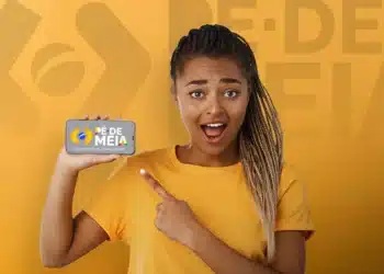 Imagem promocional do aplicativo Pé-de-Meia, com uma mulher sorrindo e apontando para o celular que exibe o logo do app e a frase 'A poupança do ensino médio'.