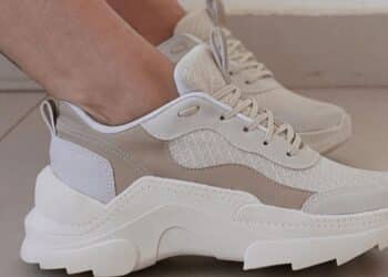 Tênis casual com detalhe do furo extra próximo ao cadarço.