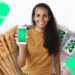Imagem de uma pessoa sorrindo, segurando um celular com o logo do PIX enquanto notas de dinheiro (R$50 e R$200) estão ao fundo, representando o pagamento de R$ 300 do Governo nesta sexta-feira (05/09).