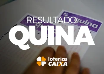 Bilhete da Quina sendo conferido com destaque para o resultado das Loterias Caixa