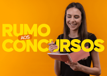Jovem sorridente estudando com caderno e caneta, fundo laranja texto amarelo Rumo aos Concursos